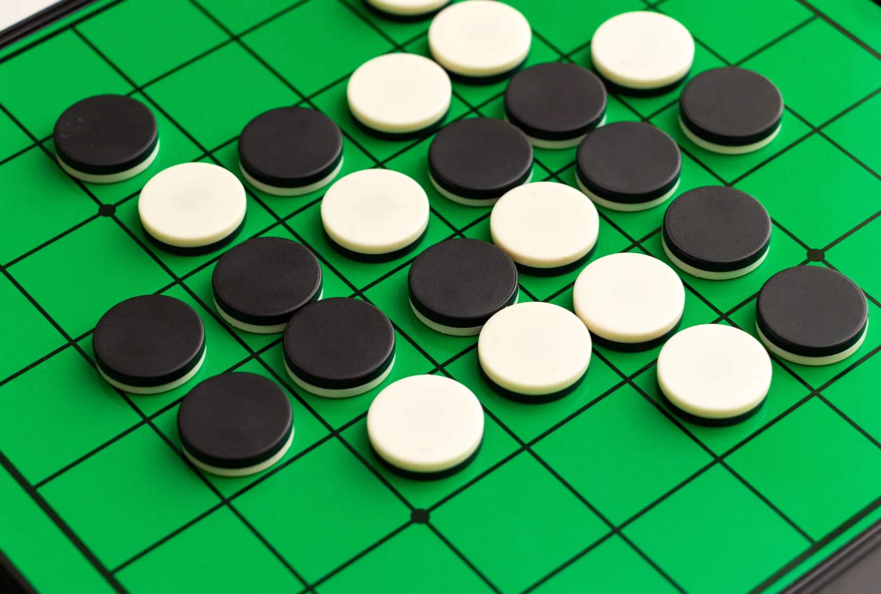 オセロとリバーシの違いは？無料で二人対戦できるおすすめアプリもご紹介！